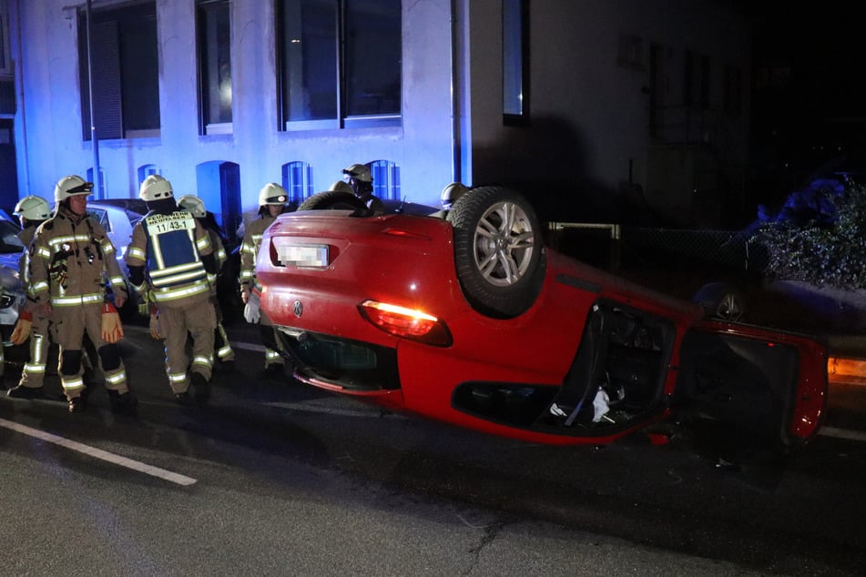 Der VW landete auf seinem Dach.