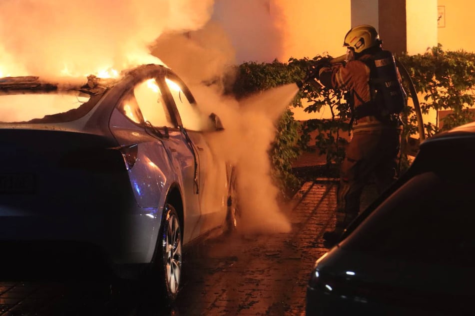 Die Feuerwehr konnte die Flammen zwar schnell Löschen, ein Ausbrennen der Elektroautos aber nicht verhindern.
