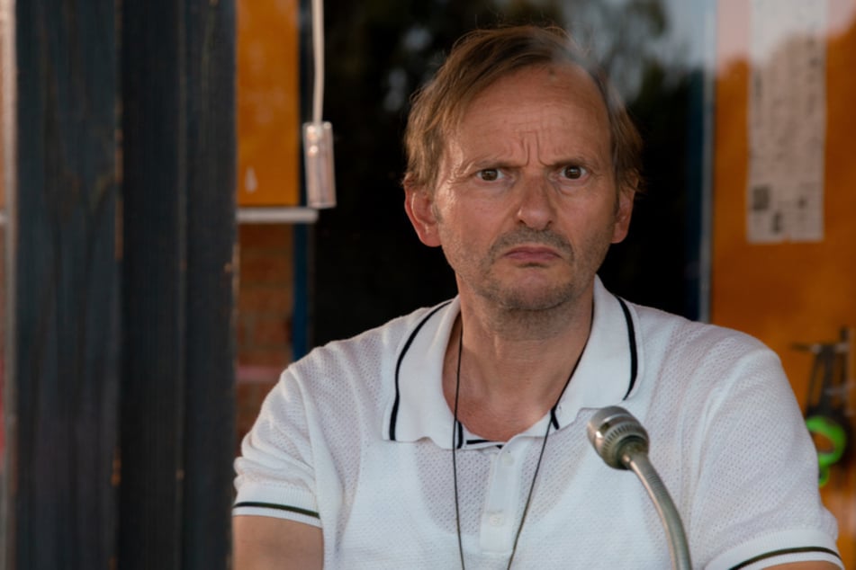 Karl Kruse (Milan Peschel, 58) ist als "Beckenrand Sheriff" gefürchtet.