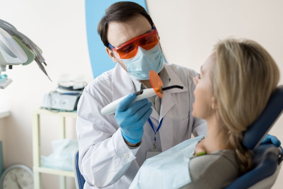 Fünfeinhalb Stunden operierte der Zahnarzt an seiner Patientin herum. Dabei unterliefen ihm offenbar viele Behandlungsfehler. (Symbolbild)