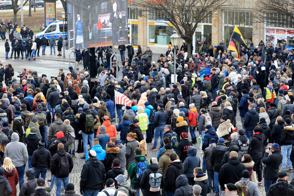 Die Proteste gegen die Coronamaßnahmen nehmen wie hier in Magdeburg angesichts der Debatte um die Impfpflicht wieder zu.