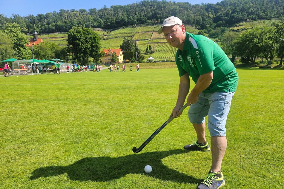 Vor wunderschöner Weinberg-Kulisse schwingt Vereins-Chef Maik Weber (57) den Hockeyschläger.