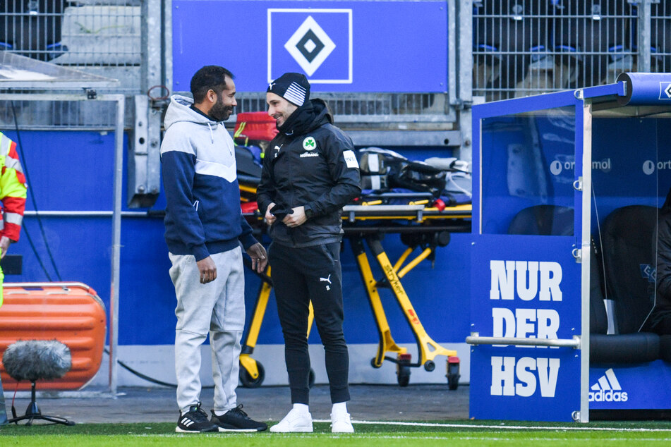 HSV-Coach Daniel Thioune (l.) im Gespräch mit Greuther Fürths Trainer Stefan Leitl.