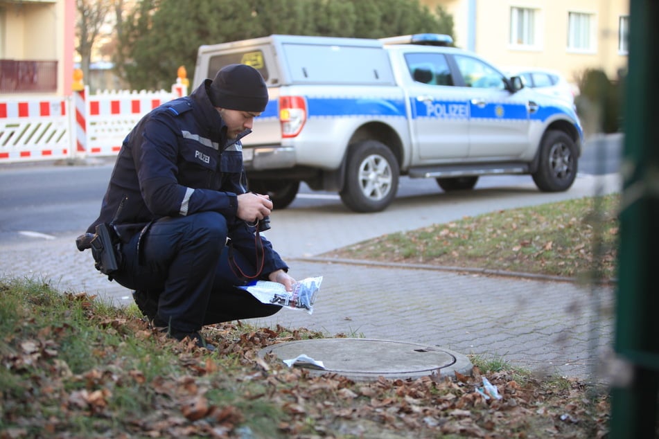 Nach dem Böller-Unfall am Montag stellte ein Polizist die tschechische Pyrotechnik sicher.