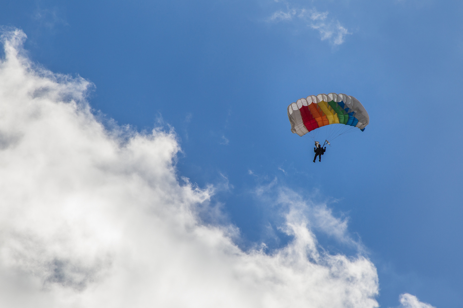 Die Seniorin wagte einen Fallschirmsprung, um der Corona-Tristesse zu entfliehen. (Symbolbild)