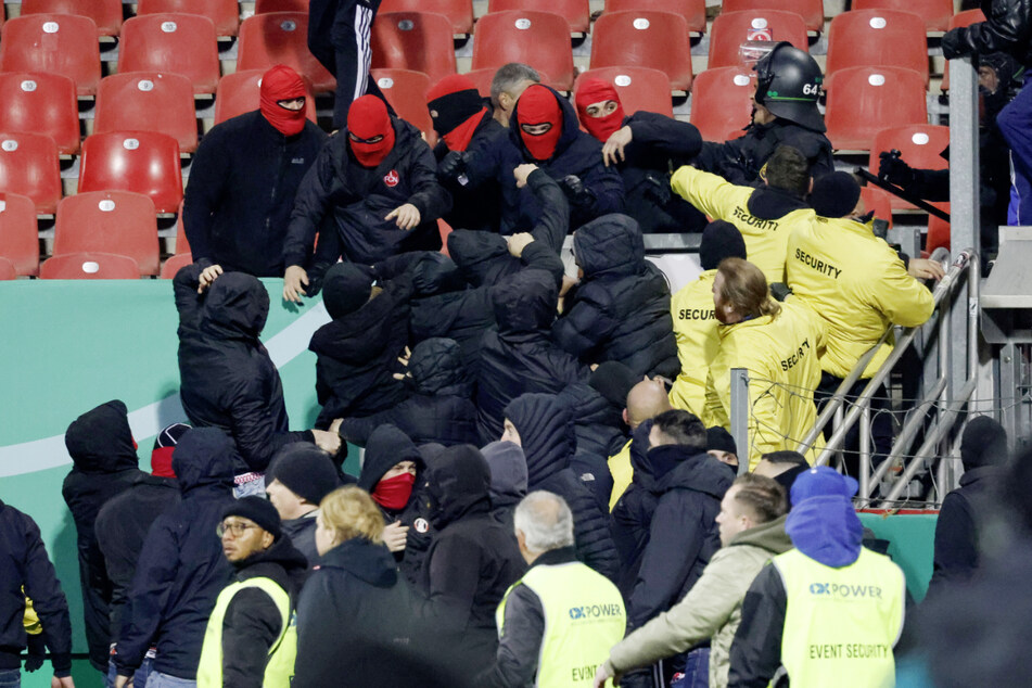 Nürnberger und Stuttgarter Fans gingen nach dem Abpfiff aufeinander los. Nun sind die kriminalpolizeilichen Ermittlungen in dem Fall abgeschlossen.