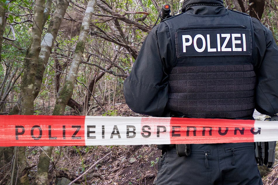 Auf einem Waldweg in Marburg kam es zu einem brutalen Raubüberfall, ein Fußgänger wurde schwer verletzt. (Symbolbild)