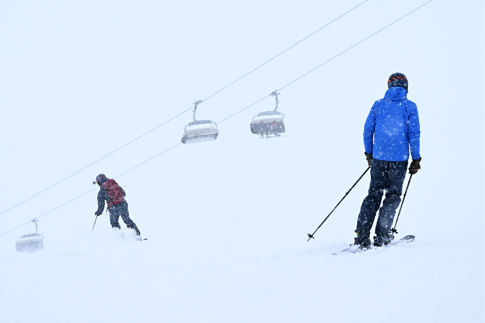 Im Bereich der Zugspitze sind viele Wintersportler zum Skifahren unterwegs.
