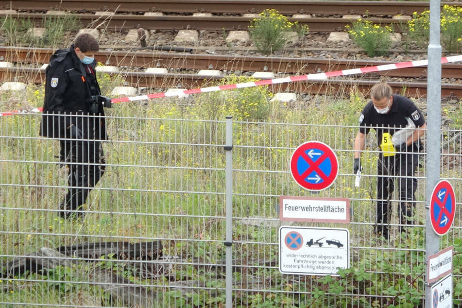 Experten der Polizei untersuchen die Brandstelle zwischen den Bahnhöfen Ostkreuz und Frankfurter Allee, wo am Montagmorgen ein Kabelbrand gelegt wurde.