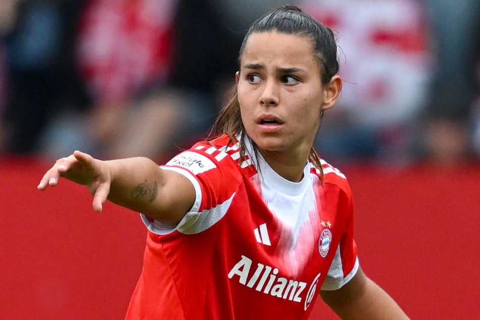 Mittelfeld-Starspielerin Lena Oberdorf (23) hat sich erneut das Kreuzband gerissen.