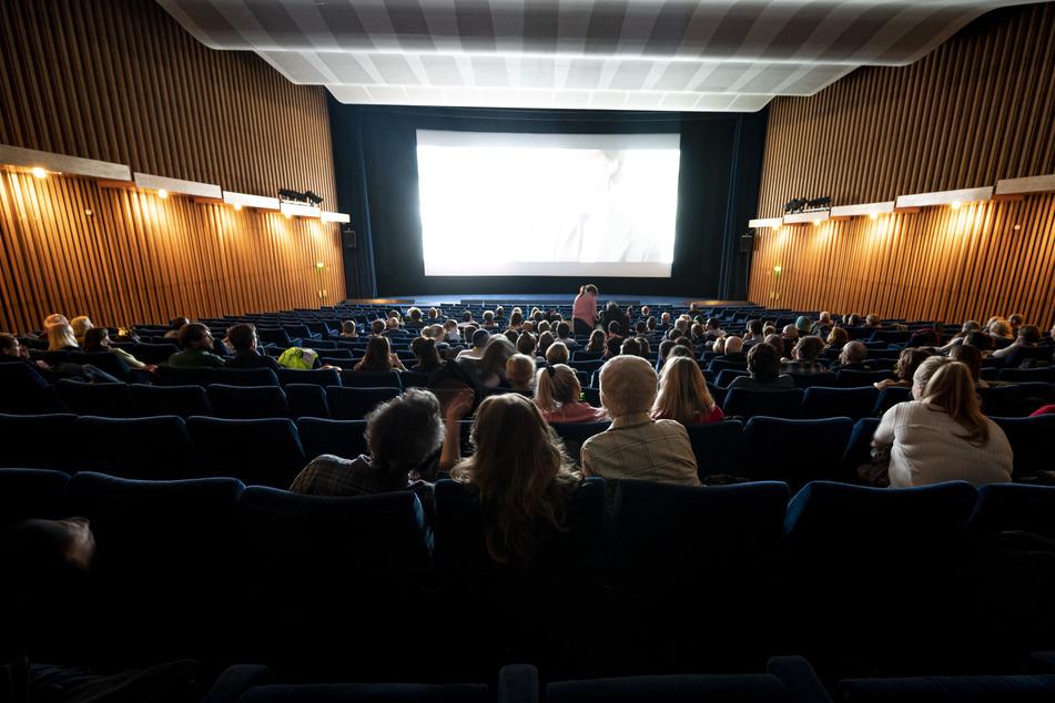 Ab dem heutigen Freitag dürfen Kinos in Sachsen wieder öffnen – allerdings nur unter 2G-plus-Bedingungen.