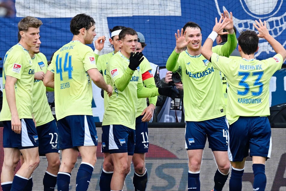 In Elversberg sorgte Pascal Klemens (21, 2.v.r.) für die Führung.