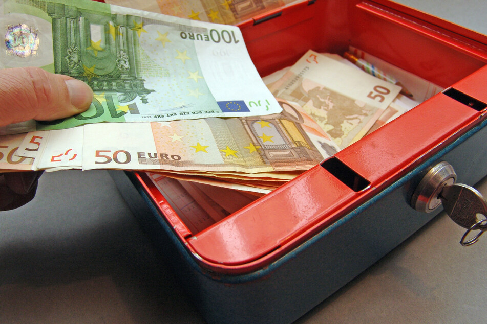 Beinahe 25.000 Euro genehmigte sich die einstige Chefin aus der Vereinskasse. (Symbolbild)