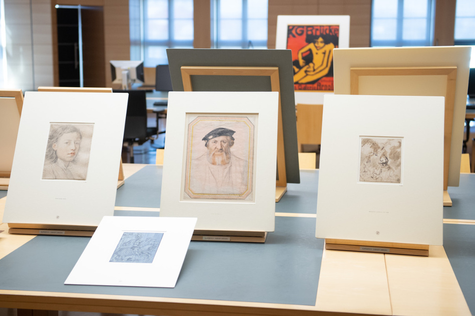 v.li.n.re.: Die Kunstwerke "Selbstbildnis mit zwölf Jahren" von Anton Raphael Mengs, "Der heilige Georg zu Pferd mit totem Drachen" von Lucas Cranach, "Bildnis des Charles de Solier, Sieur de Morette" von Hans Holbein sowie "Die Entführung des Ganymed" von Rembrandt Harmenszoon van Rijn.
