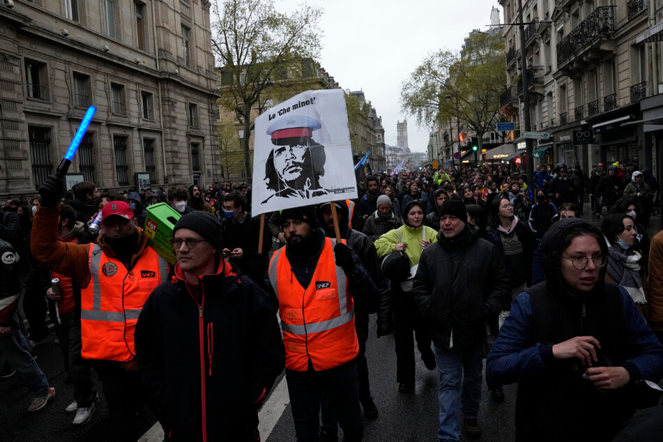 Am Wochenende zogen wieder zahlreiche Demonstranten durch Paris.