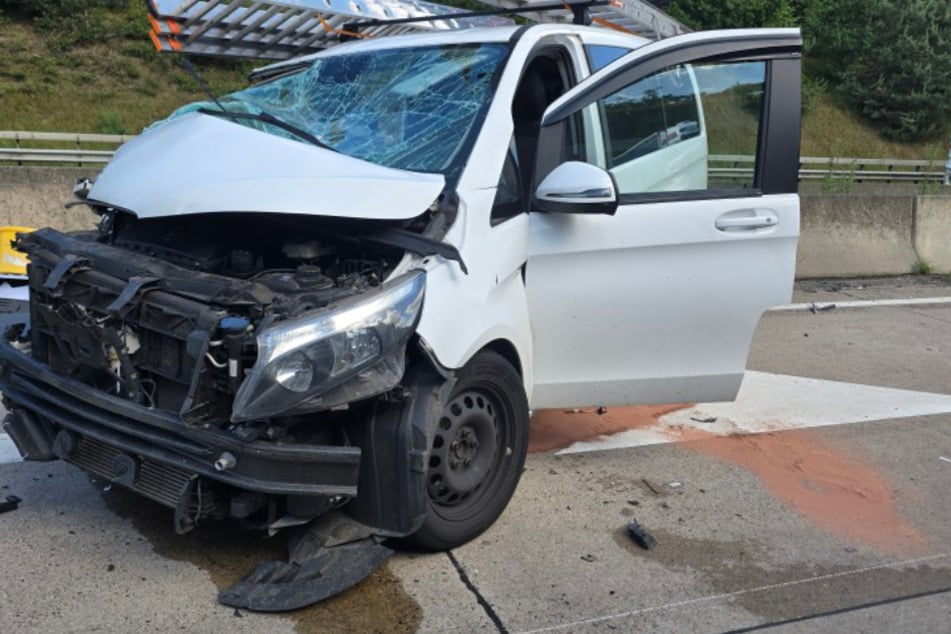 Von den drei weiteren Insassen des Vans wurden zwei schwerst verletzt. Der Fahrer erlitt leichte Verletzungen.