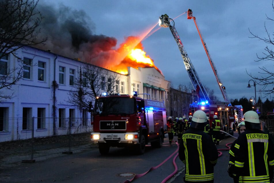 Großeinsatz der Feuerwehr in Naunhof: Verdacht auf Brandstiftung