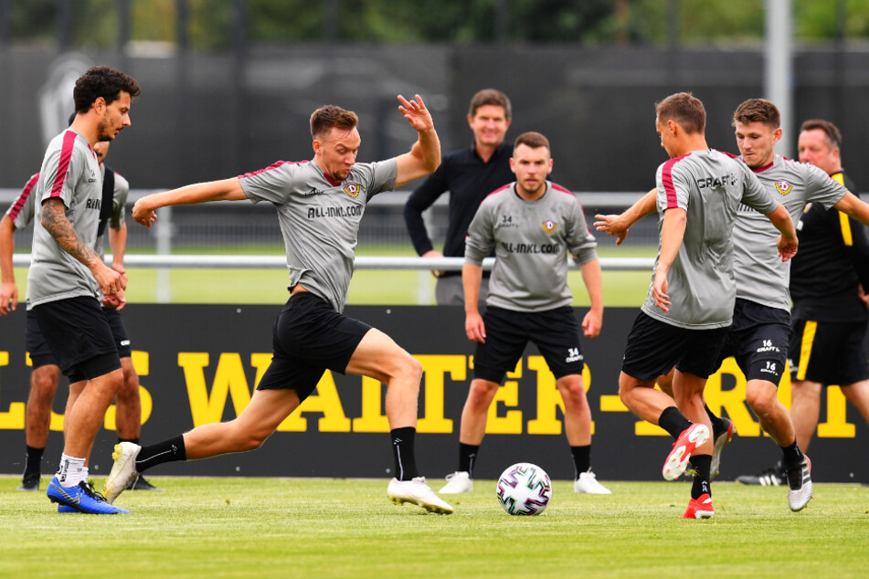 Hautnah dabei: Einige Dynamo-Fans dürfen sich die neu zusammengestellte Mannschaft im Training anschauen.