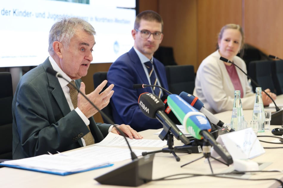 Bei der Präsentation der Studie zur Jugendkriminalität war auch NRW-Innenminister Herbert Reul (l.) dabei.