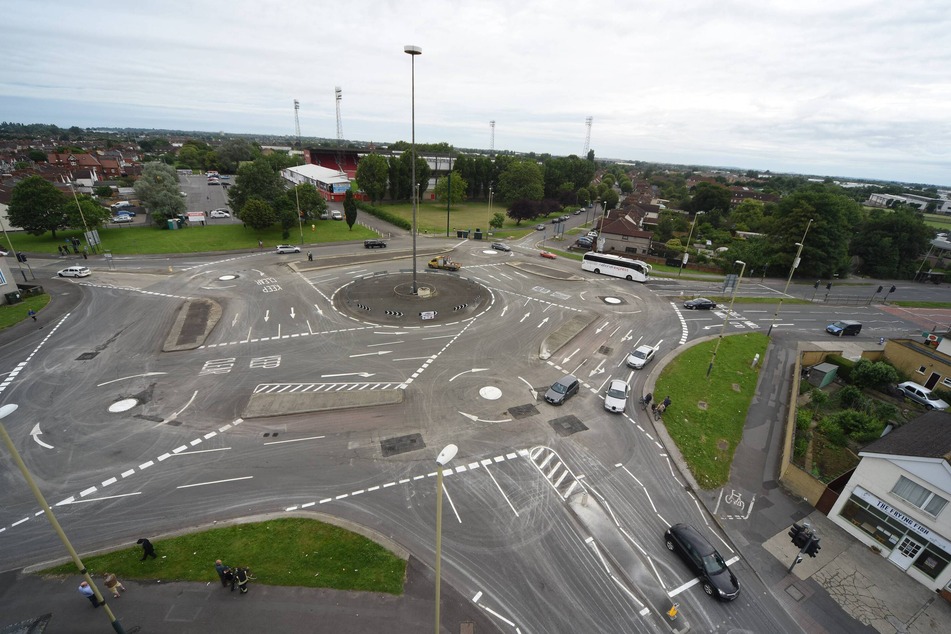Fünf Kreisverkehre umschließen einen Kreisverkehr in der Mitte. Wer sieht da noch durch?