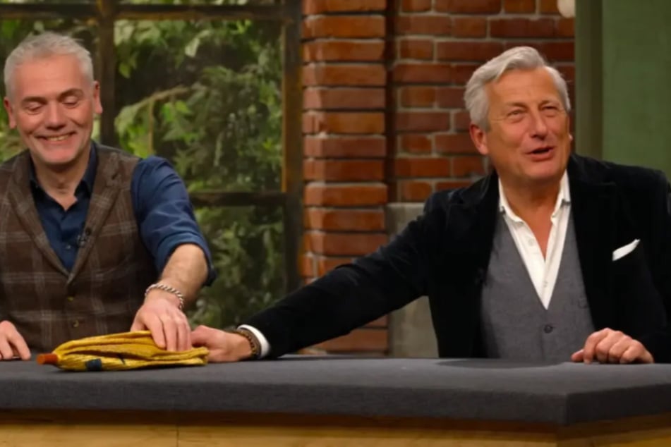 Antiquitätenhändler Markus Wildhagen (59) aus Düsseldorf will den Schirm unbedingt haben.