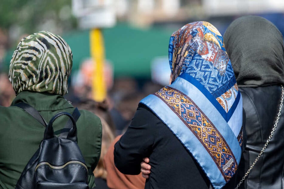Junge Frauen mit Kopftuch.