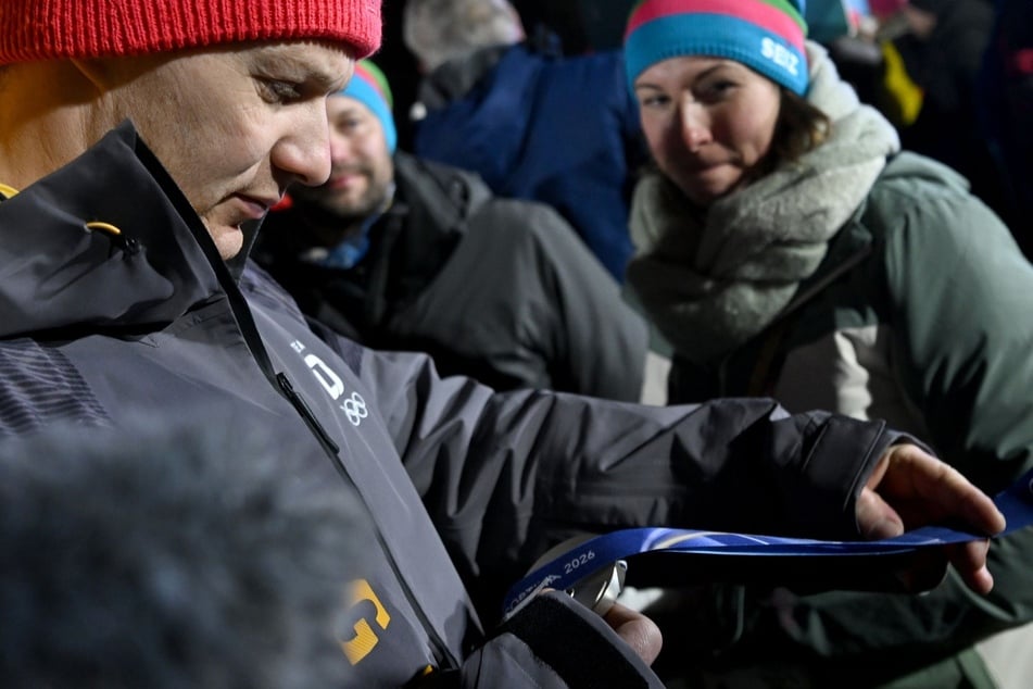 Die Silbermedaille gefällt Francesco Friedrich (35, l.) gut. Im Vierer darf es aber trotzdem Gold werden.