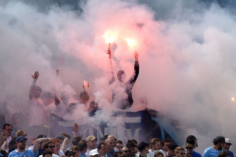 Fans des TSV 1860 München zünden Pyrotechnik im Stadion an der Grünwalder Straße.