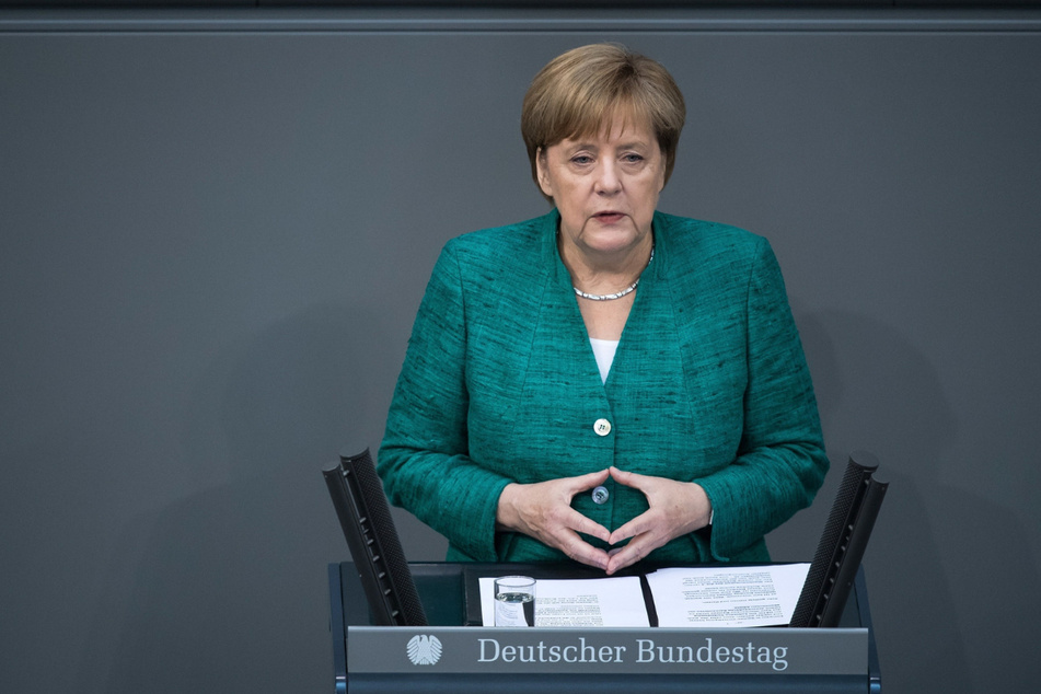 Kanzlerin Angela Merkel (67, CDU) macht ihre berühmten Rauten-Geste im Bundestag.