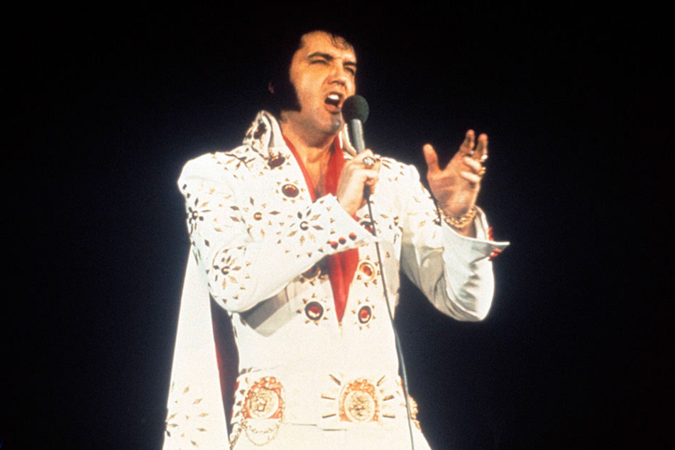 Unsere Väter trugen seine Frisur, unsere Mütter liebten ihn: Herzensbrecher Elvis Presley.