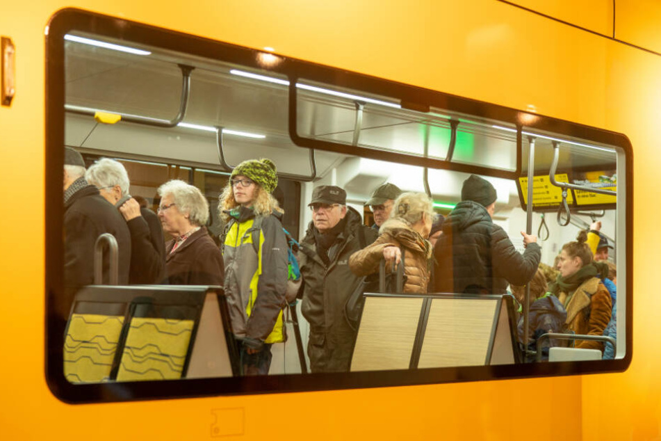 "Bitte nach hinten durchgehen!": Die Dresdner übten schon mal das Probestehen in der neuen Bahn.