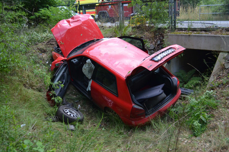 Der Audi wurde durch den Unfall schwer beschädigt.