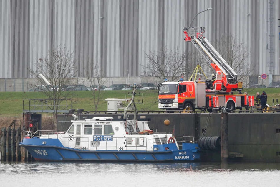 Die Polizei sperrte den Fundort in Hamburg-Waltershof auch zu Wasser ab.