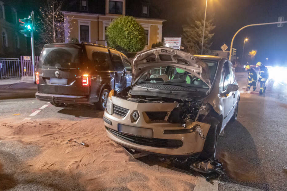 In Annaberg-Buchholz krachten am Samstagabend auf der Kreuzung Robert-Blum-Straße Ecke Parkstraße ein VW Caddy und Renault zusammen.
