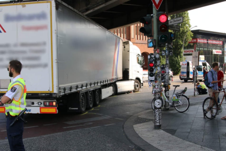 Der Lastwagen an der Unglücksstelle beim Abbiegen in die Stralauer Allee.