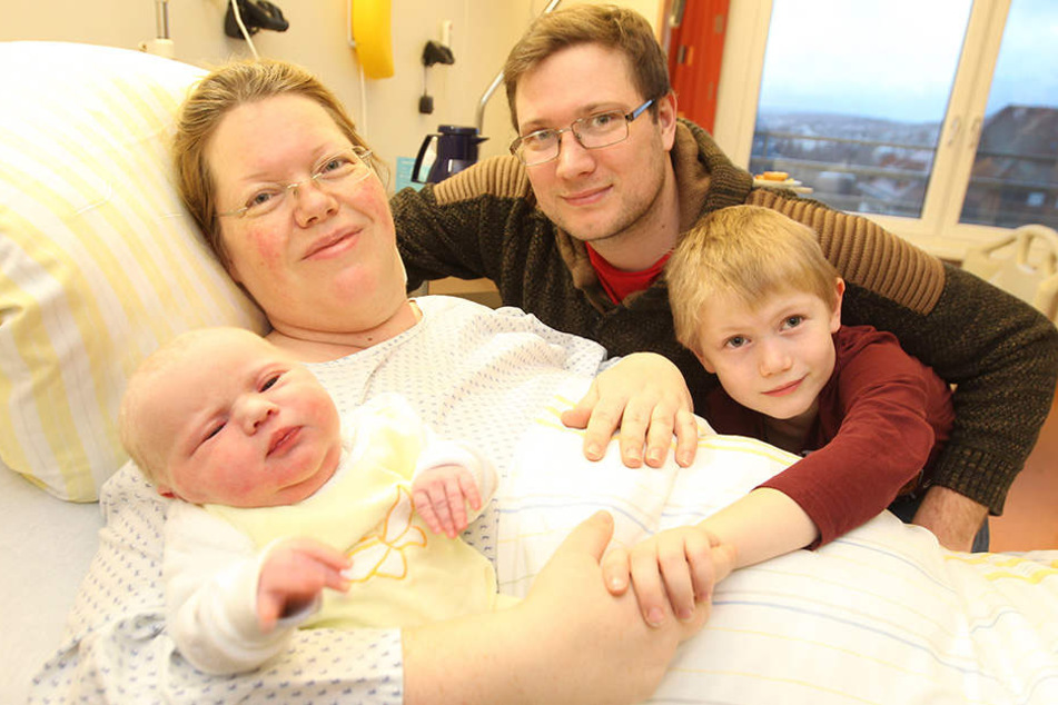 Neujahrsbaby 2019 in Plauen: Katja Wedrat (39), Daniel Nürnberger (32) und Sohn Nico (6) freuen sich über Luca.