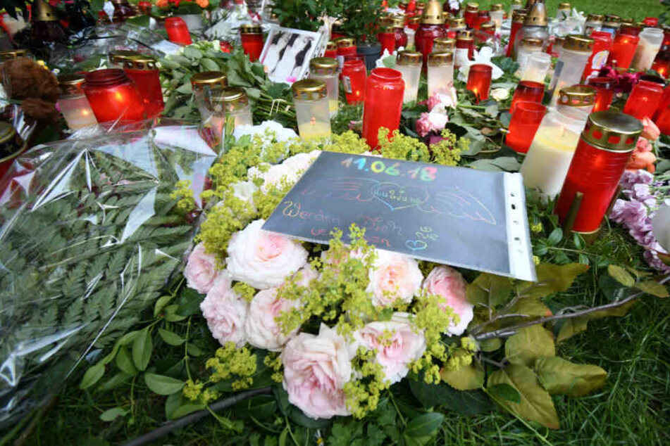 Kerzen und Blumen an der Stelle, wo die 15-Jährige tödlich verletzt zusammengerochen war.