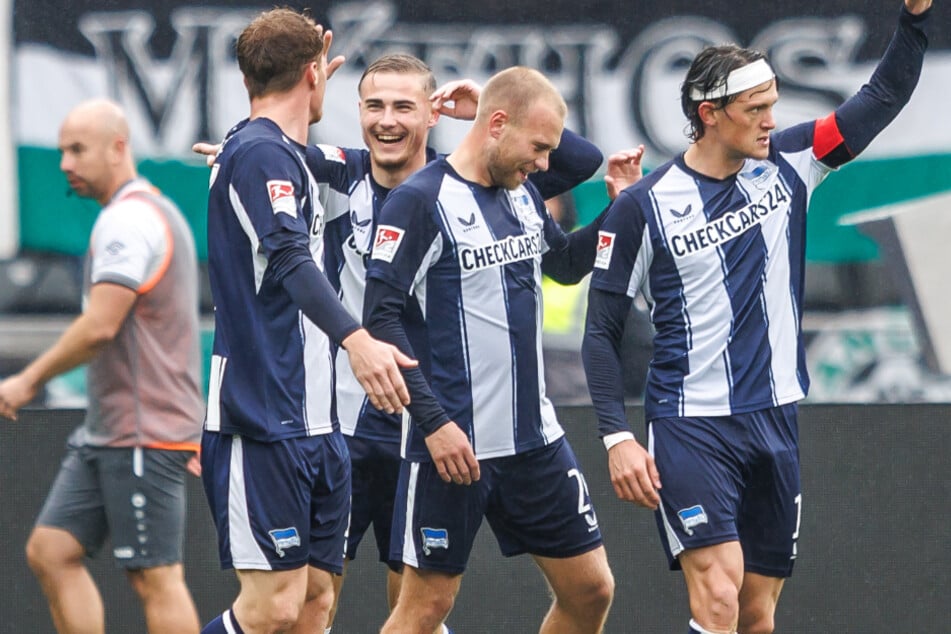 Fabian Reese (27, r.) geht als Kapitän voran.