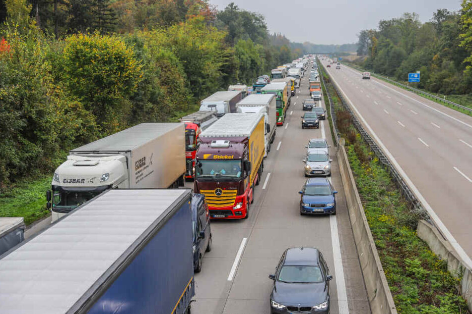 Die Autobahn musste zur Unfallaufnahme über mehrere Stunden gesperrt werden. (Symbolbild)