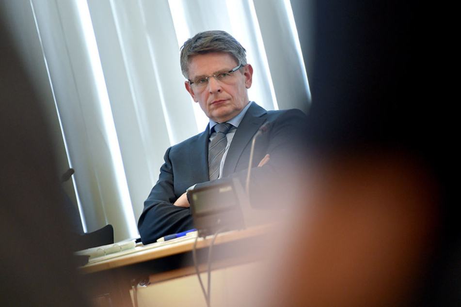 Der Berliner Polizeipräsident Klaus Kandt verfolgt die Sondersitzung des Innenausschusses des Berliner Abgeordnetenhauses zum Fall Amri.