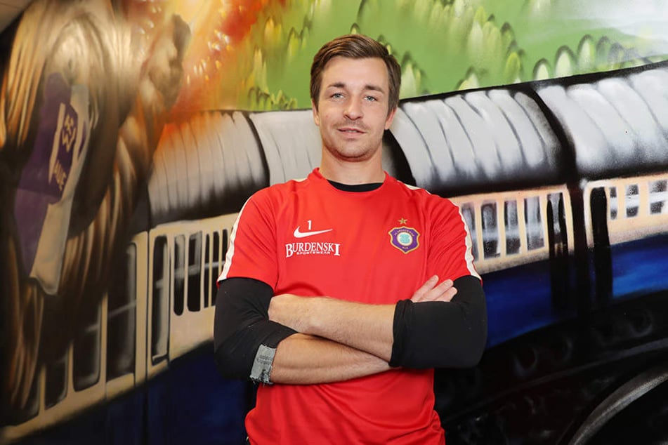 Der Zug in die 2. Liga. Er hält hinter Kapitän Martin Männel. Auch der Keeper ist von dem Gesprühten begeistert.