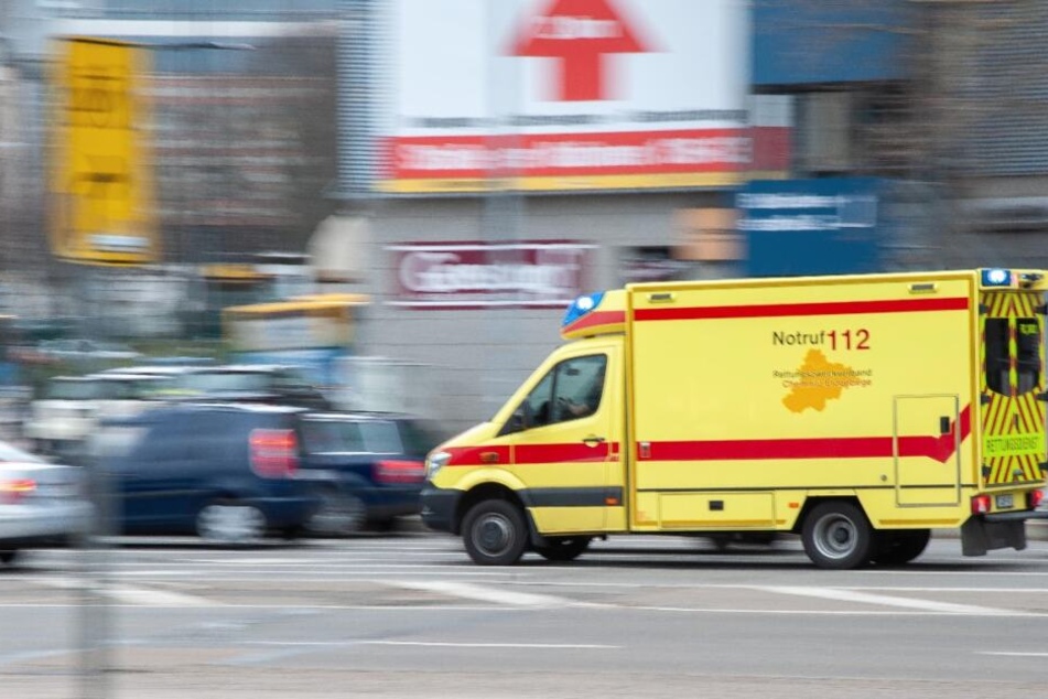 Das Mädchen musste nach der Attacke in ein Krankenhaus gebracht werden. (Symbolbild)