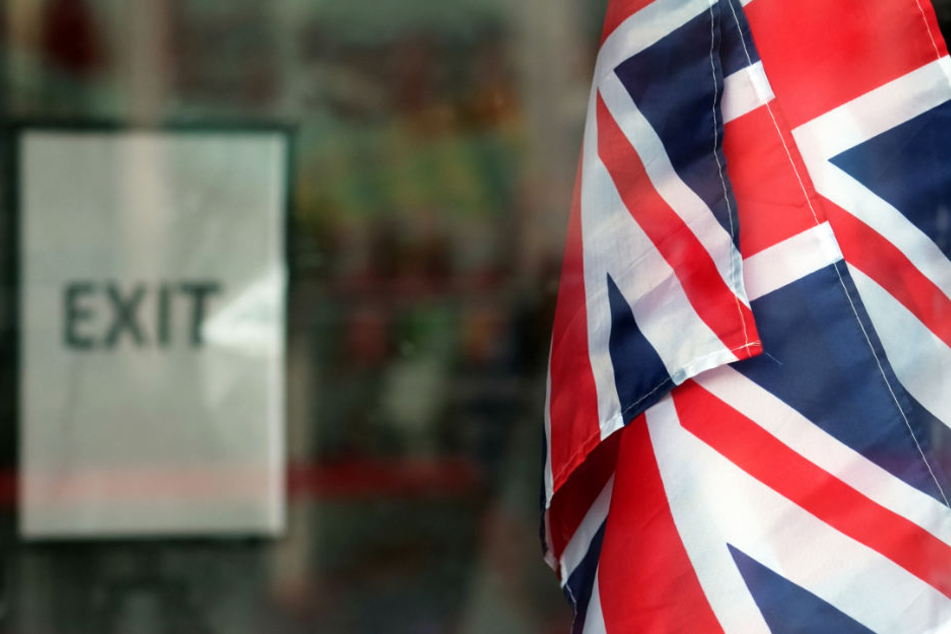 Fahnen des Vereinigten Königreich Großbritannien hängen in London in einem Geschäft vor einem Schild mit der Aufschrift "Exit".