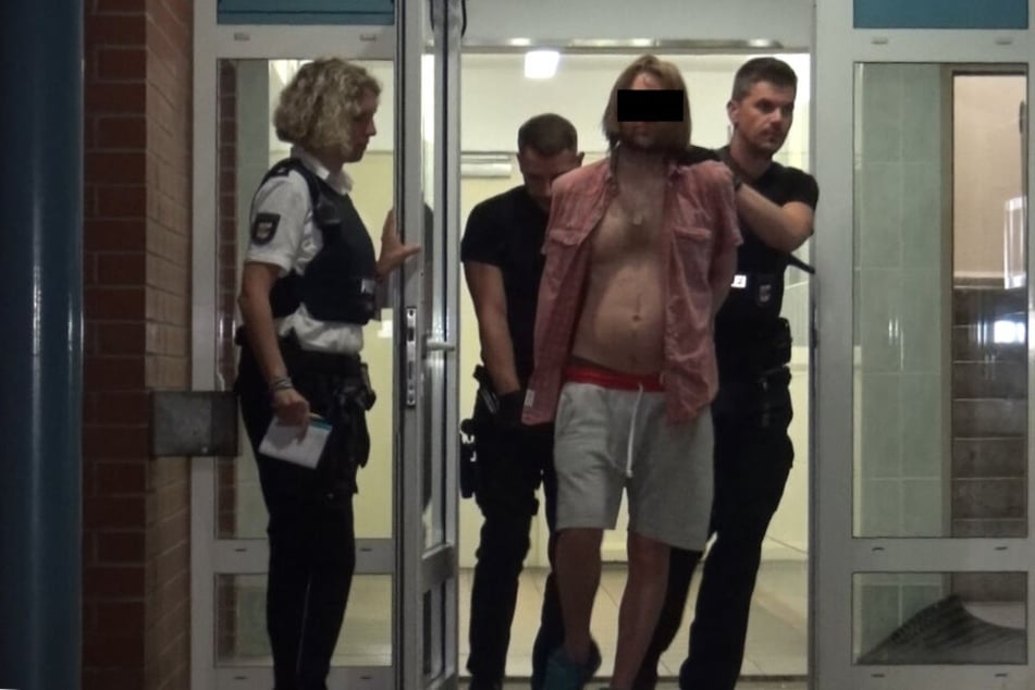 Polizisten führen den Mann am frühen Abend ab.