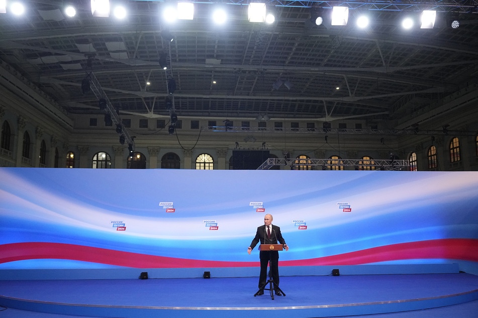 In einer leeren Halle des Staatsfernsehens feierte sich Putin.