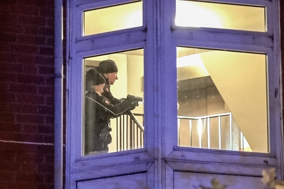 Die Polizei rückte am Donnerstagabend in ein Mehrfamilienhaus auf St. Pauli aus, weil zwei junge Männer einen Bewohner mit einer Eisenstange bedrohten.