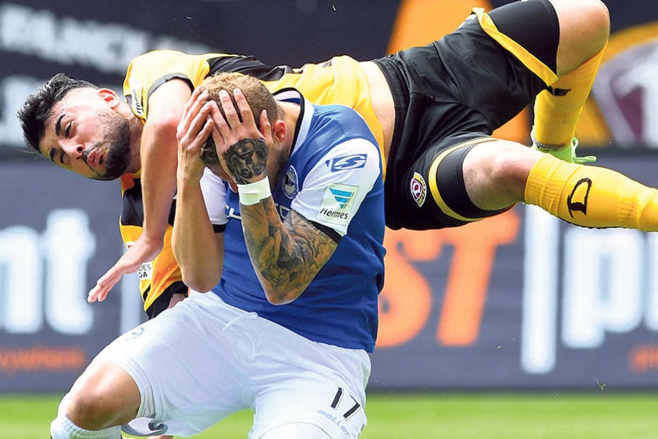 Da liegt er quer in der Luft: Aias Aosman rasselt im Spiel gegenArminia Bielefeld mit Christoph Hemlein zusammen.