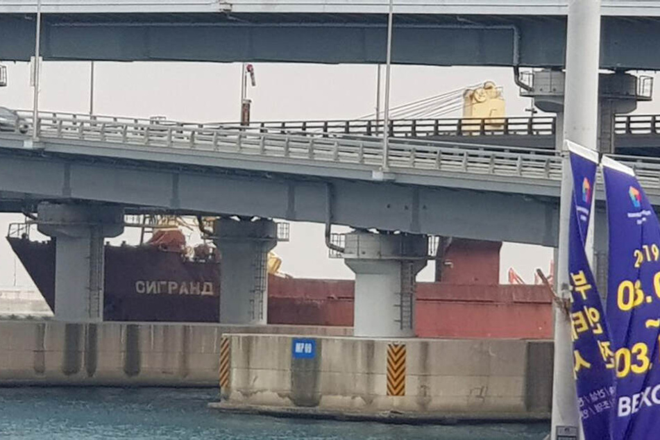 Das von der Busan Metropolitan Police Agency zur Verfügung gestellte Foto zeigt das russische Frachtschiff Seagrand, nachdem es gegen die Seite der Gwangan Brücke gestoßen ist.