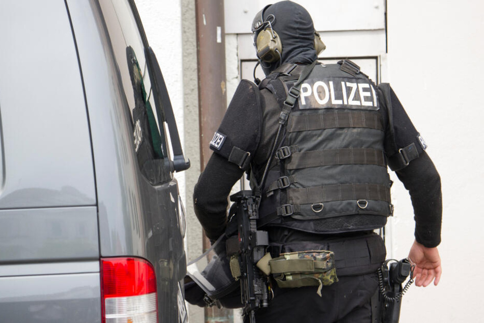 Die Polizei konnte den Mann vor dem Rathaus festnehmen. (Symbolbild)