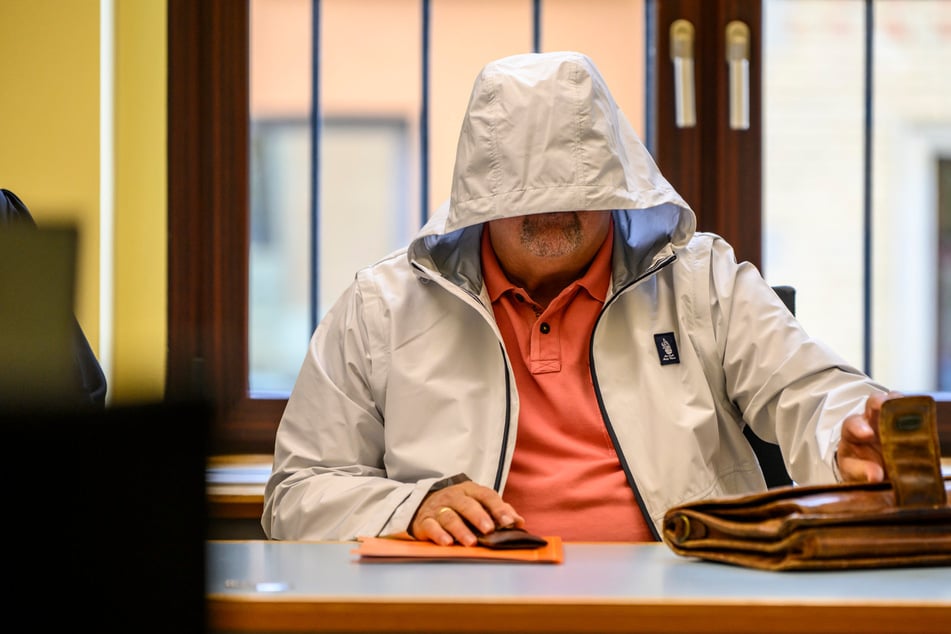 Uwe M. (64) kam mit weißer Jacke und tief ins Gesicht gezogener Kapuze.